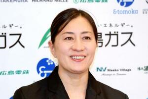 　現役生活を終え、報告会で話すスノーボード女子パラレル大回転の竹内智香さん＝１８日、広島市