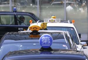 JR博多駅前に停車するタクシー=2024年