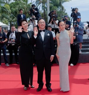【第79回カンヌ国際映画祭】映画『ナギダイアリー』公式上映前のレッドカーペットに登場した(左から)松たか子、深田晃司監督、石橋静河(C)Kazuko WAKAYAMA