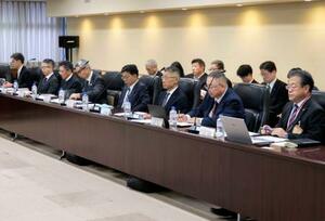 　国交省が開いた地方路線に関する有識者検討会に出席したＪＲ関係者ら＝２５日午後
