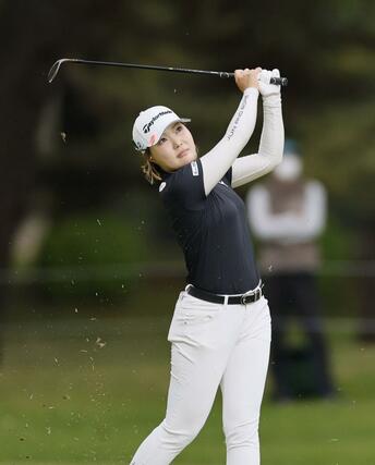 第２日、通算１０アンダーで首位の高橋彩華＝熊本空港ＣＣ