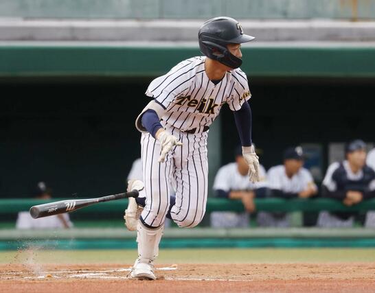 福井工大福井－帝京長岡　１回表２死一、二塁で有馬凛空の遊ゴロが敵失を誘い１－０＝６月３日、富山市民球場