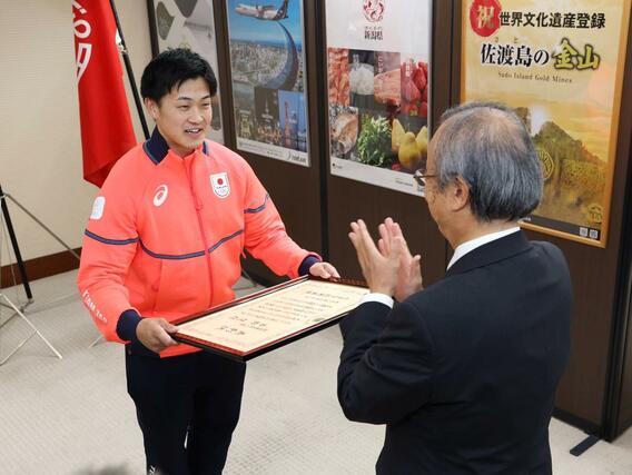 県スポーツ賞の表彰を受ける古野慧選手＝６月２３日、県庁