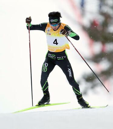 成年男子Ｂ　距離で巻き返し、３位に入った清水亜久里（日本ビール）が急坂を登る＝秋田県鹿角市