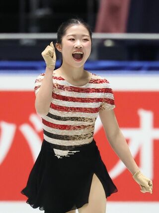 演技後にガッツポーズする中井亜美＝国立代々木競技場