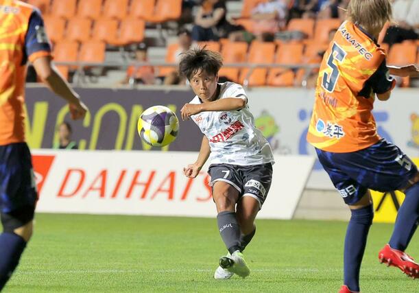 長野ー新潟Ｌ　後半１８分、園田瑞貴がシュートを決め２－０＝長野市