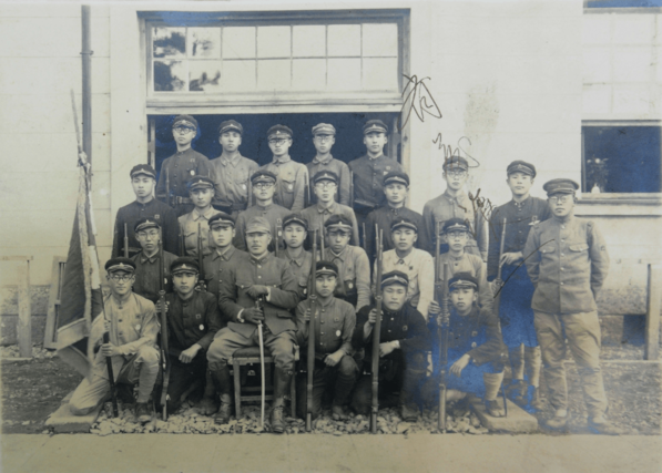 旧制長岡中学時代のクラス写真、前から２列目、左から６人目が齋藤さん＝1943年5月