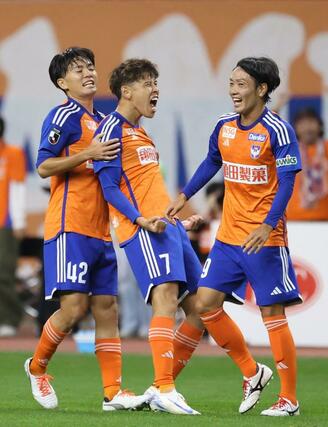 前半、FW谷口海斗(左から2番目)が決め、1-0。雄たけびを上げる谷口=デンカビッグスワン