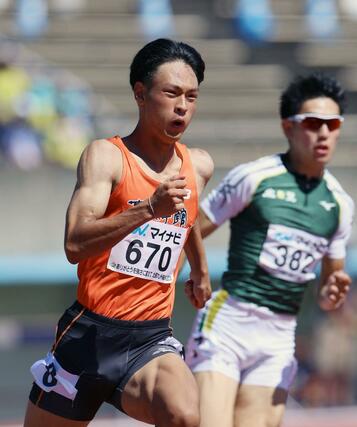 男子２００メートル決勝　東京学館の佐藤克樹（左）が、優勝した若菜敬と競り合う＝福岡市