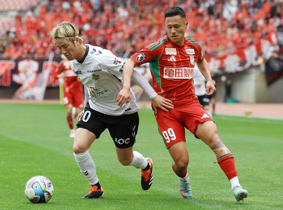 金沢戦で競り合うFW小野裕二=4日、ビッグスワン