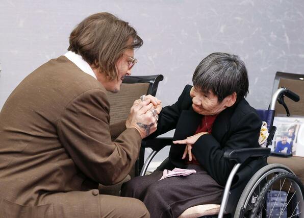 東京都内で面会する米俳優ジョニー・デップさん（左）と胎児性水俣病患者の坂本しのぶさん＝２日午後
