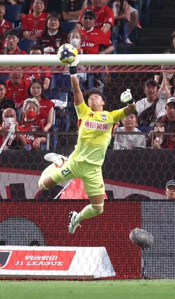 浦和－新潟　前半、田代琉我が好セーブ＝埼スタ