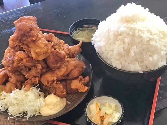 重量２・７キロの長四郎「メガ盛り唐揚げ定食」（「阿賀町勝手に応援隊」提供）