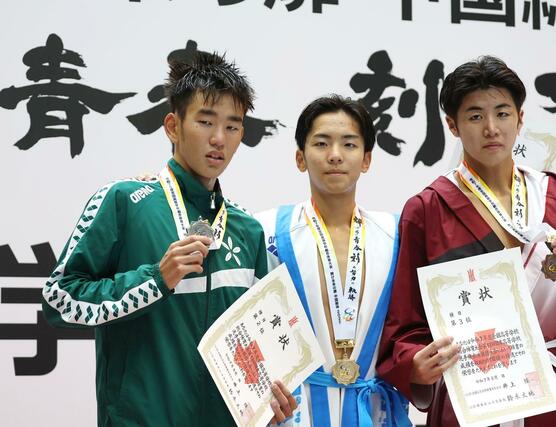 男子400メートル個人メドレー 表彰式でメダルを持つ長岡大手の根岸歩夢(左)=広島市