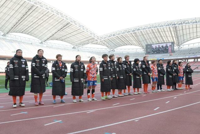 試合後、サポーターにあいさつする新潟Ｌの選手ら＝ビッグスワン