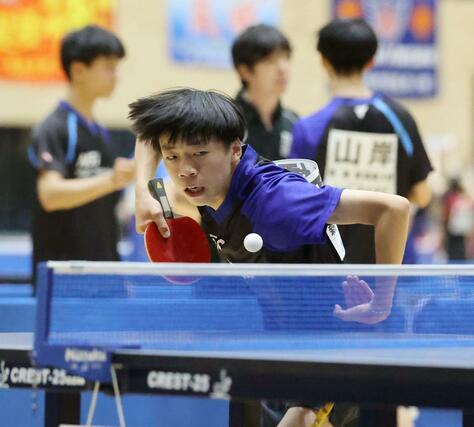 卓球男子団体３回戦　新潟産大付－愛工大名電　シングルスを戦う新潟産大付の髙橋凌太朗＝８月１日、山口県下関市のＪ：ＣＯＭアリーナ下関