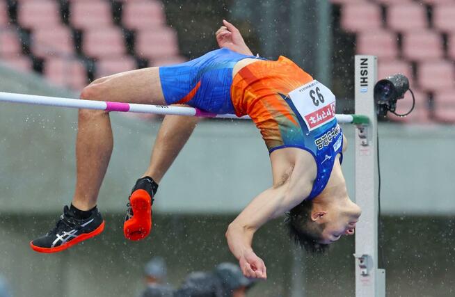 男子走り高跳び決勝　２メートル２０を３回目でクリアした長谷川直人＝デンカビッグスワン（写真映像部・新井田悠）