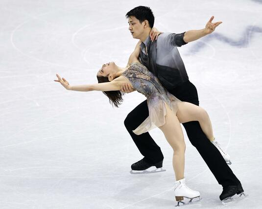 ペア・フリー　演技する三浦璃来（左）、木原龍一組＝ミラノ（共同）