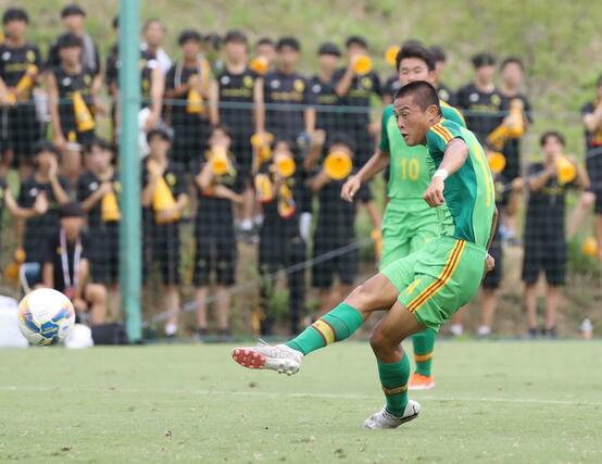 男子3回戦 東海大相模-帝京長岡 前半19分、帝京長岡のFW安野匠がシュートを決め、2-0=福島県Jヴィレッジ