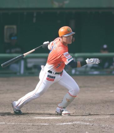 サヨナラ打を放った小池智也=5月25日、長岡市の悠久山球場