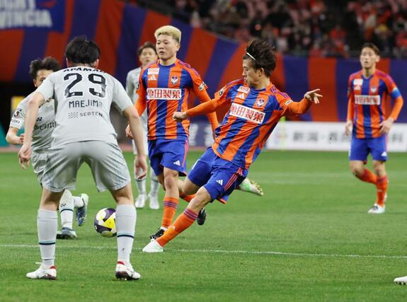 新潟－福岡　前半、MF長谷川元希がシュートを放つ＝ビッグスワン