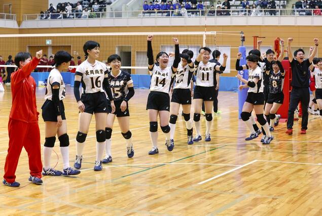 女子決勝 新発田商-長岡商 連覇を飾り笑顔を見せる長岡商のメンバー=11月3日、新潟市東総合スポーツセンター