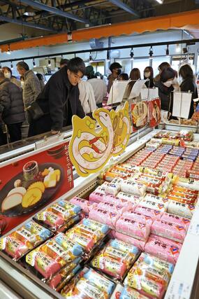 正月の食材などを買う人たちでにぎわった万代島鮮魚センター=12月30日、新潟市中央区