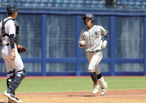 十日町ー関根学園　３回関根学園１死、高木愁也がソロ本塁打を放ち勝ち越し。２－１とする＝ハードオフ・エコスタジアム