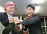 支持者と喜ぶ黒岩宇洋さん＝１０月２７日午後１１時６分、新発田市中央町２　選対事務所