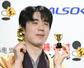 　将棋の第７５期王将戦で５連覇を果たし、笑顔で写真に納まる藤井聡太王将＝２６日午後、大阪府高槻市の関西将棋会館
