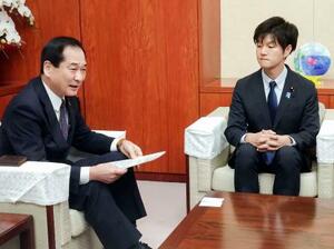鈴木農相(右)と面会するJA全中の山野徹会長=30日午前、農水省