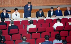 自民党の両院議員総会で、参院選敗北について陳謝する総裁の石破首相(左から3人目)。中央は森山幹事長=2日午後、東京・永田町の党本部