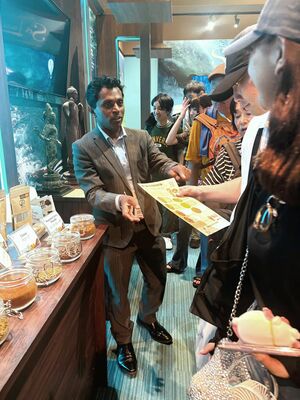 大阪・関西万博会場でスリランカカレーなどをPRするサンパットさん=大阪市(サムライランカ貿易提供)