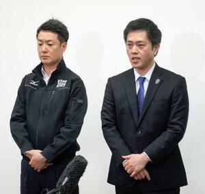　取材に応じる大阪府の吉村洋文知事（右）と大阪市の横山英幸市長＝２３日午後、大阪市北区