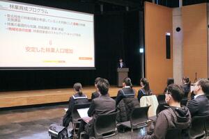 島内外それぞれの視点で、高校生や大学生が島の未来を考えた報告会=佐渡市両津夷