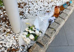 　住人の女性が刺殺されたマンションに供えられた花束など＝２２日午後５時１１分、神戸市中央区