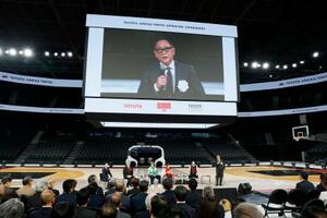 「トヨタアリーナ東京」の開業記念式典であいさつするトヨタ自動車の豊田章男会長(右端)=15日、東京都江東区