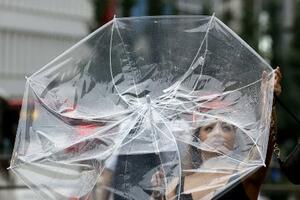 　強風にあおられた傘