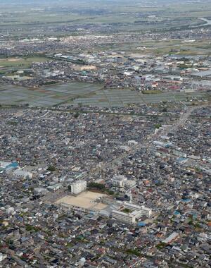 能登半島地震後の人口減少が目立つ新潟市西区の寺尾地区周辺。奥の信濃川近くに黒埼地区善久が見える=5月30日(本社ヘリから)
