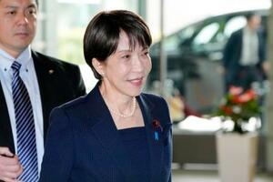 　首相官邸に入る高市首相＝２４日午前