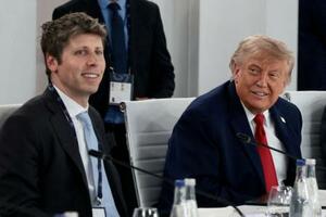 G7昼食会に出席するトランプ米大統領(右)とオープンAIのアルトマンCEO=17日、フランス東部エビアン(ロイター=共同)