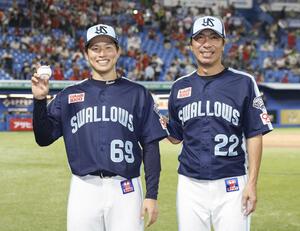 プロ初勝利を挙げたヤクルト・下川。右は高津監督＝神宮