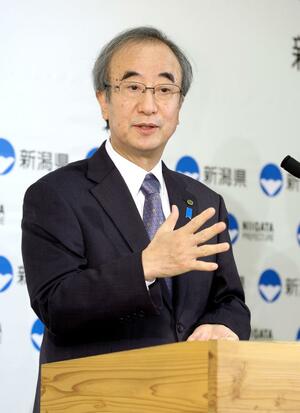 定例会見する花角英世知事=6月5日、県庁