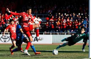 　大津―流通経大柏　前半、チーム２点目のゴールを決める流通経大柏・メンディー（左手前）。ＧＫ村上葵＝浦和駒場