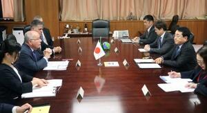 　ブラジルのマウロ・ビエイラ外相（左から２人目）と会談する赤沢経産相（右から２人目）＝１８日午後、東京都千代田区