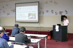 ガイドを目指し、市民らがトキの生態などについて学んだ講座=佐渡市新穂潟上