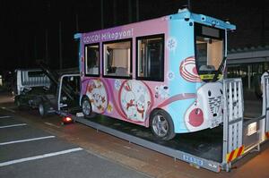 自動運転中に事故を起こし、レッカー車で運ばれる弥彦村の自動運転バス=8月