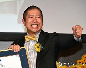 ベスト・ファーザー賞受賞でガッツポーズをみせたハライチ・澤部佑 (C)ORICON NewS inc.