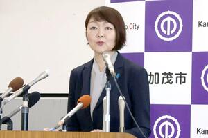 定例会見の冒頭であいさつする藤田明美市長＝７日、加茂市役所