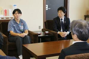ラグビー女子W杯に向け、決意を述べる向來桜子選手(左)=29日、県庁